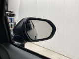後続車が接近するのを知らせてくれるBSM(ブラインドスポットモニター)。接近するとドアミラー部の警告灯が光ってくれるので、万が一の追突も防げそうですね♪上級装備です。