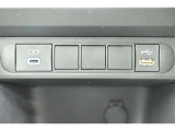 充電用USB端子付き。スマートフォンなどの充電に便利です。
