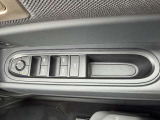 パワーウィンドウが標準装備されています。窓を開けて快適なドライブへお出かけしましょう。