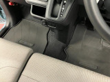 運転席から助手席への移動も簡単です。
