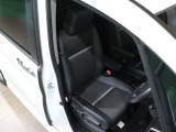 程よい硬さとホールド性が高いシートで長時間運転も快適です。