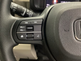ステアリング左手側にオーディオ関連のコントロールスイッチを配置しています。操作時は視線を逸らすことなく運転に集中できます。