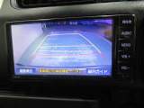 車両後方の映像を映すバックモニター。進路を確認しながら安全に車庫入れできます。