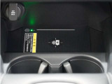 センターコンソールトレーはワイヤレス充電器(Qi(チー)規格)となっており、対応機種を置いておくだけで充電可能です。