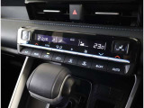 左右独立温度コントロールフルオートエアコンです。運転席、助手席それぞれで独立して温度設定ができます。冷え性の方が乗っても安心ですね♪
