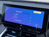 BluetoothやAM、USB、Miracastなどの選択肢が画面上に並び、使いたい音源を確認しやすい構成です。表示を見ながら選べるため、その日の気分に合わせた使い分けにも便利です。