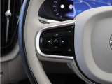 前方車を自動追従するアダプティブクルーズコントロールに加え、ステアリング操舵も行う進化型クルーズ『パイロットアシスト』を搭載。車体を車線内へと適正に維持しつつ先行車を忠実に追従します。