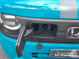 普通充電はフタを直接押し、充電コネクターを差すだけで充電開始します。