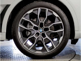 BMWの純正アロイホイールは軽量かつ強度にも優れているホイールで走行性能を引き上げる設計になっております。足元にもBMWは妥協がなくこだわっている個所になります。