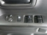 運転席のパワーウインドスイッチで全席窓の開閉・ロック操作ができます。