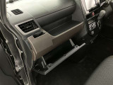 何かと便利なグローブボックス。メンテナンスノートや車検証、ちょっとしたメモと筆記用具等を入れておくとあればもしもの時にも便利ですね。