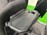 飲み物や食べ物を気軽に置ける格納式シートバックテーブルを、運転席と助手席の背もたれにご用意。車中泊も快適です!