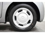 純正のホイールカバーが足元を飾ります!タイヤサイズは155/65R14です。