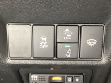 Hondaセンシング用の、VSA(ABS+TCS+横滑り抑制)解除と路外逸脱抑制機能のオンオフスイッチなどはハンドルの右側に装備しています。