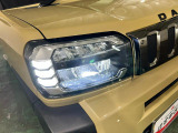 白く明るい光で夜間走行をサポートするLEDヘッドランプを搭載