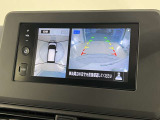 アラウンドビューモニターで車を上空から見下ろしているような映像を映し出します。周囲の状況がひと目でわかります!