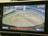 後方の様子を画面で確認しながら駐車でき、ガイド線も目安にできます。車両周辺を把握するための補助として、駐車時や狭い場所での切り返しに役立ちます。
