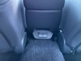 後部座席用USB充電ポートも付いています。