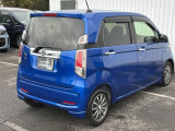コンビネーションランプを高い位置に配置、後続車に見やすいデザインで安全にも配慮。