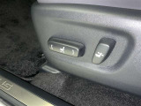 スイッチ一つでシート調整可能な電動パワーシートです。 細かい調整ができるので、何時でも思い通りのポジションが取れますね。