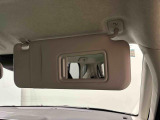 ちょっとした身だしなみチェックができるバニティミラー付き運転席・助手席サンバイザー,運転席側にはチケットホルダーも付いてます