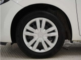 ◆純正ホイール装着車◆シンプルなデザインのホイールキャップ付きです。