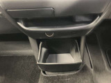 【インストセンターロアボックス】CDなどが収納できる格納式のボックス!
