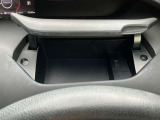 運転席、助手席それぞれに使い勝手のよい収納スペースを装備しています。