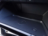 スマートフォンを置くだけで手軽に充電できるワイヤレス充電(Qi)機能を搭載!面倒なコードの抜き差しが不要で、ドライブ中も車内をすっきり保てます。毎日の通勤や長距離移動を便利にする先進の快適装備です。
