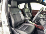 シックな色使いの運転席周りですね。すっきりとしたデザインで上品な色使いです。居心地の良い運転席、長く座ってられるリラックスできるデザインがいいですね。