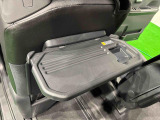 飲み物や食べ物を気軽に置ける格納式シートバックテーブルを、運転席と助手席の背もたれにご用意。車内の休憩も快適です!