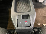 スイッチを押すとブレーキペダルから足を離してもブレーキランプが点灯したままブレーキを保持できるオートブレーキホールド、指先だけで簡単に操作が可能な電動パーキングブレーキを搭載!