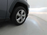 装着タイヤサイズは、225/60R18です。純正アルミホイールを装着しております。