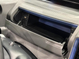小物が収納できる運転席側インパネアンダーボックス。