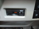【ETC車載器】が装備されています。ETCカードを差し込むだけで高速道路の利用が可能です。