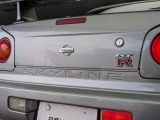 GT-Rエンブレムが存在感を演出。細部までこだわりを感じられる、スポーツカーならではの特別感が魅力です。