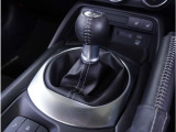 【シフトレバー】シフトもとても操作しやすいデザインになっております。運転する人の事を第一に考えた操作性の高い仕様です。