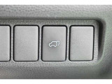 スマートキーや運転席のボタンを押すだけでリアゲートが自動で開閉します!荷物を持っている時や、高い位置にあるバックドアを閉める際に便利な機能です