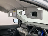 【サンバイザー】車内で身だしなみを整えるためのバニティミラーがセット。お化粧直しや髪型のチェックに活用できます。
