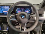 BMWのメーターパネルは選曲や、ラジオのチャンネルなども表示可能です。運転中に目線が泳ぐことなく、安全で疲れにくいです。