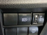 オートマチックハイビームとは、先行車や対向車のライトを認識し、ハイビームとロービームを自動で切り替える機能です。夜道の視界を確保します。
