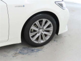 装着タイヤサイズは、215/55R17です。純正アルミホイールを装着しております。