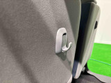 運転席&助手席の背面についたユーティリティフックには荷物がサッと掛けられます。