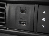 【USBジャック】充電をスマートに。スマートフォンやタブレット、携帯ゲーム機などの充電が可能。