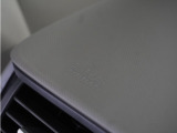 ◆助手席エアバッグ◆SRSエアバッグは、シートベルトだけでは防ぎきれない衝突時の衝撃から乗員を守るための安全装置。衝突時に瞬時に膨らみ、頭部や胸部がダッシュボードに直接衝突するのを防ぎます。