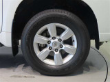 純正のアルミホイール装着車です。タイヤサイズは265/65R17です。