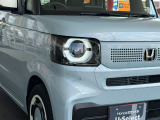 先進のLEDヘッドライトは、高効率・低消費電力タイプのライトで、より広い範囲を照らせます。
