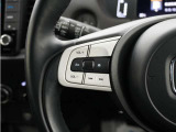 ハンドルにオーディオ操作用スイッチを備え、手を放さずに操作可能。安全性と利便性を両立しています。