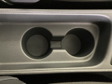 運転席/助手席どちらでも使えるカップホルダーです。