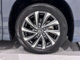 アルミホイールを装備、タイヤサイズは205/55R17です。
